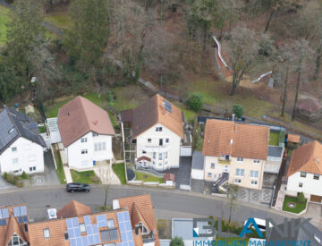 Wohnen und Wohlfühlen: Großzügiges Zweifamilienhaus mit Garten und Privatsphäre, 75179 Pforzheim, Zweifamilienhaus